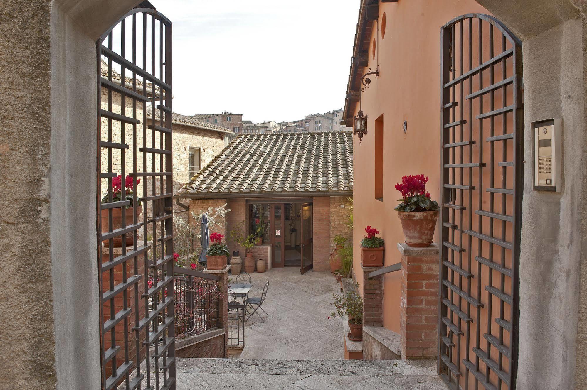 Hotel Alma Domus Siena Exterior photo